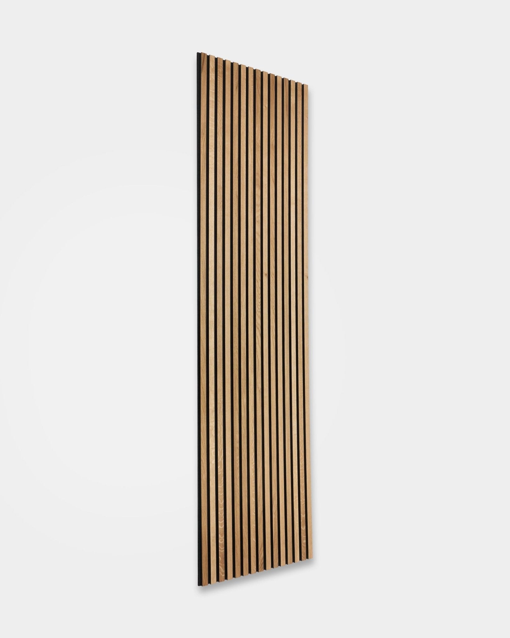 WoodUpp Akupanel Rustic i Brown eik (240 x 60 cm) med vertical trespiler og mørke akustiske mellomrom, montert på en enkel hvit vegg for nordisk lydkontroll.
